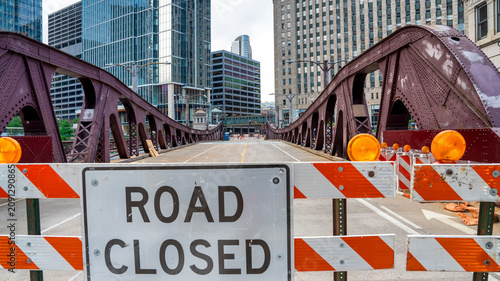 фотографія Road clodes sign on a Chicago Bridge