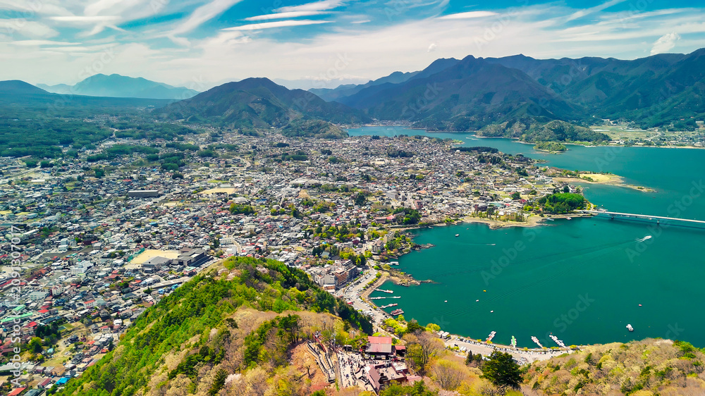 Obraz premium Stunning aerial view of Lake Kawaguchiko with Mount Fuji in the background