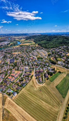 Luftaufnahme von Biel/Bienne mit der Aare und dem Juragebirge an einem sonnigen Sommertag, Juli 2026, Schweiz