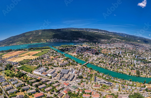 Luftaufnahme von Biel/Bienne mit der Aare und dem Juragebirge an einem sonnigen Sommertag, Juli 2026, Schweiz