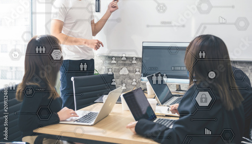 Foto オフィスでのミーティングシーン　IT企業　業務におけるDX推進　デジタルネットワークイメージ