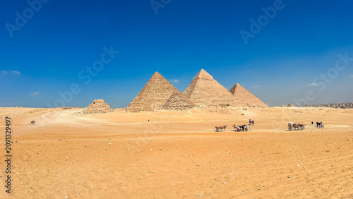 Obraz na płótnie The majesty of the Egyptian pyramids, Cairo, Giza