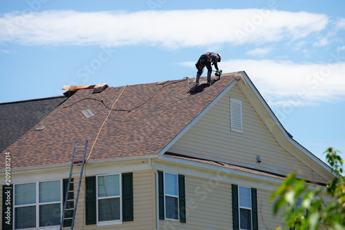workers are roofing the house