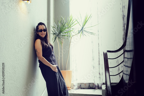 Retrato natural de mujer mexicana en interior contemporáneo