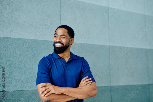 Foto Happy Black man finding success, feeling confident, and expressing joy with beaming smile