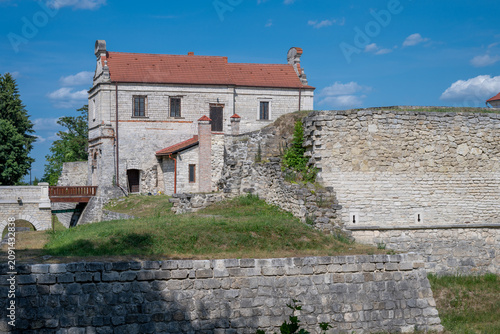Fotografie the historic Zbarazh Castle entrance, highlighting the fortified walls, gatehouse structure, and the grassy moat surrounding the grounds