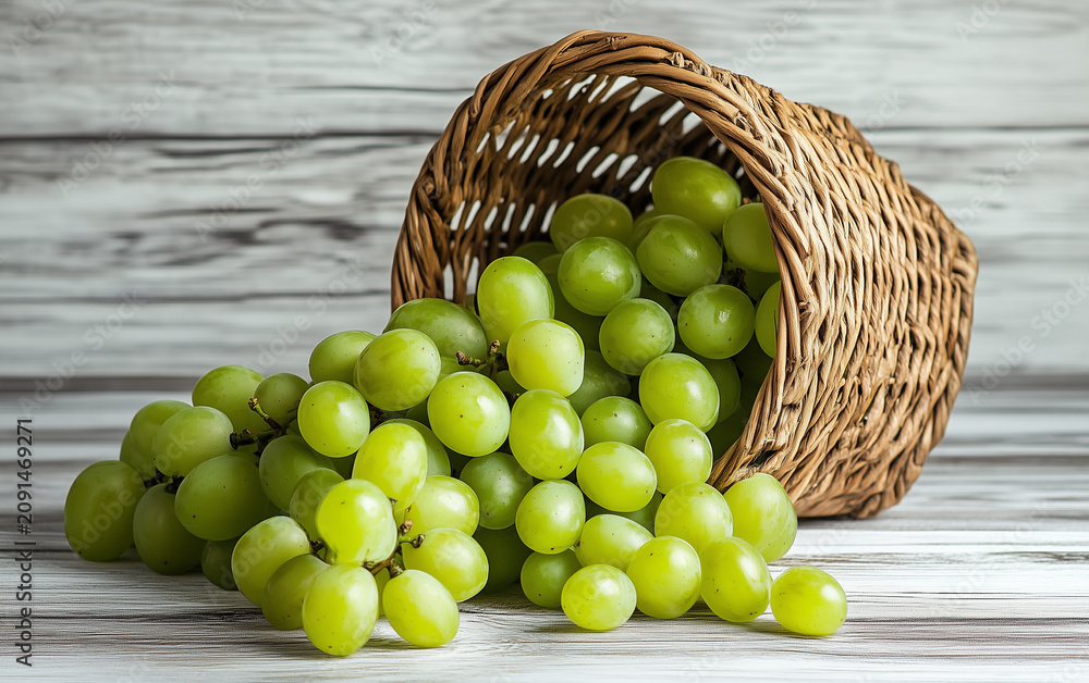Obraz premium Green grapes in the basket