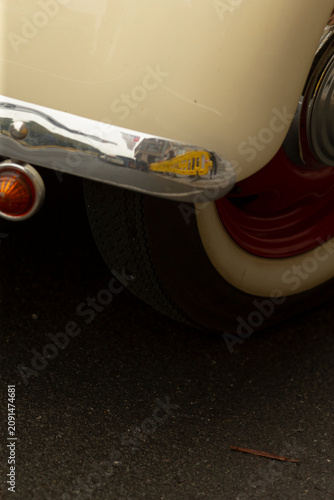 Foto Close-up view of a vintage cream-colored car showing a chrome bumper with amber