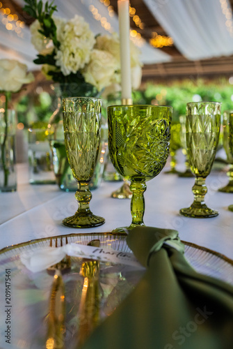 Konstfotografi Elegante montaje de mesa para boda con copas verdes, decoración floral y ambient