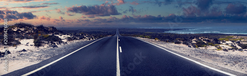 Bild auf Leinwand Carretera costera vacía،paisaje panorámico al amanecer, aventura de viaje
