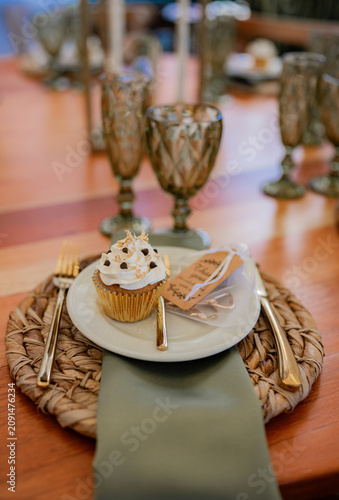 Принти на полотні Elegante montaje de mesa con cupcake gourmet y decoración para boda o evento esp