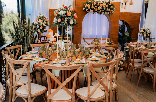 Фотография Elegante recepción de boda con mesas decoradas, arreglos florales y ambientación