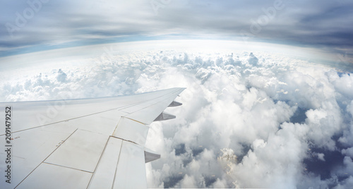 фотографія Vista del ala del avión sobre las nubes, vuelo de viaje por el cielo