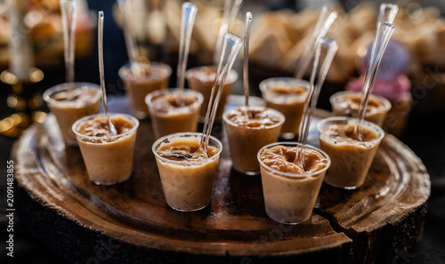 Fotografie Vasos individuales de postre cremoso servidos en mesa de catering para celebraci