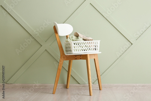 White laundry basket with c...