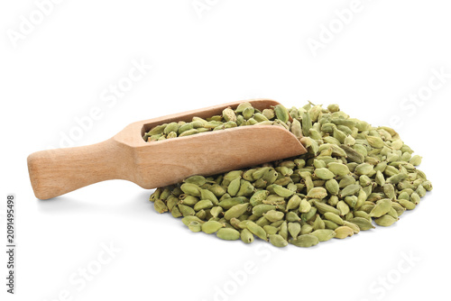 Wooden scoop with cardamom ...