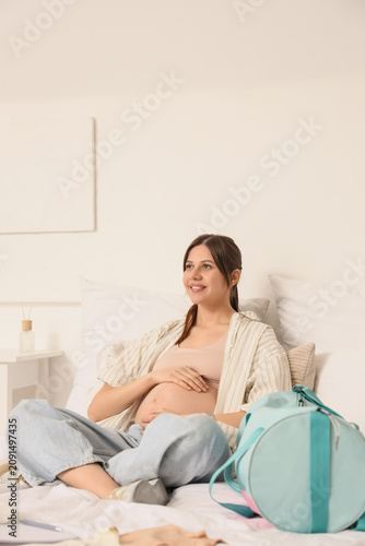 Young pregnant woman with m...