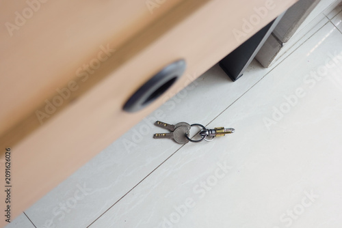 Foto Keys lie forgotten on the smooth floor near a wooden table