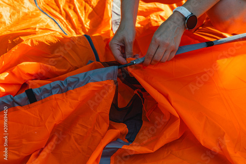 Foto Setting up an air mattress in the backyard for summer camping and relaxation