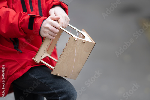 Foto Children care for birds during the cold season