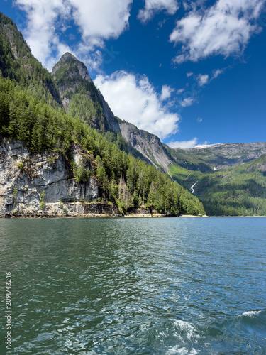 Fotografie Rugged coast in the wilderness of the Canadian Pacific Northwest