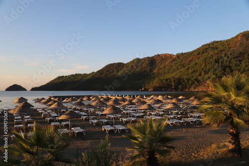 Fotografie Sun loungers overlooking the calm sea in a mountainous cove