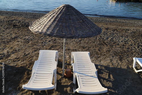 Cuadro en lienzo Sun loungers overlooking the calm sea in a mountainous cove
