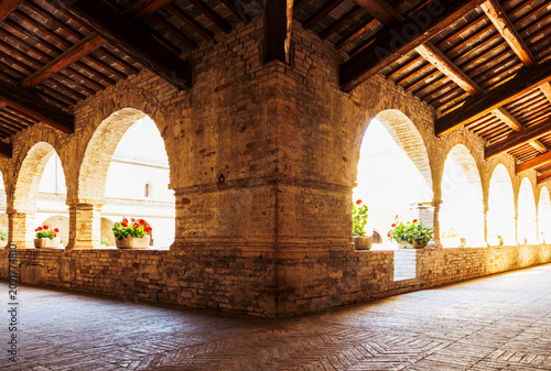 Billede på lærred Arcaded colonnade in the cloister of the Cistercian Abbey of Fiastra in Marche,