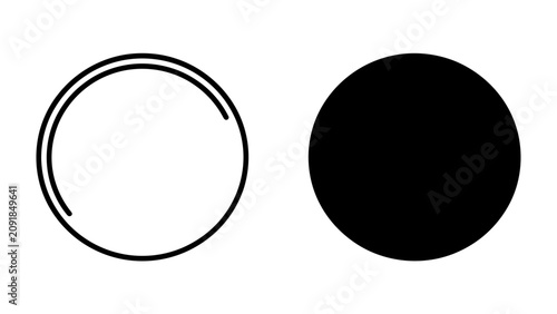 Fotografía Contrast: A simple graphic depicting a stark contrast between a hollow circle and a solid black circle, representing duality and opposition