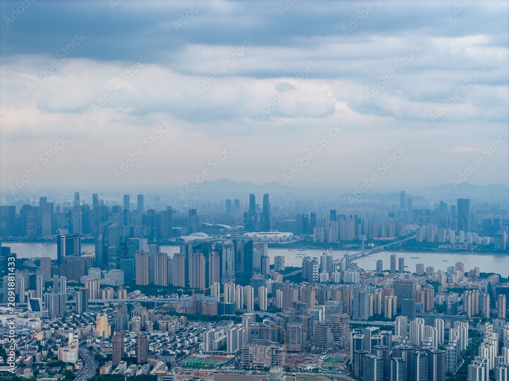 Obraz premium Aerial Photography of Hangzhou's West Lake Before a Heavy Rainstorm 