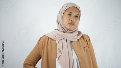 Cuadro en lienzo Young Muslim Woman Wearing Hijab and Brown Cardigan, Looking Away