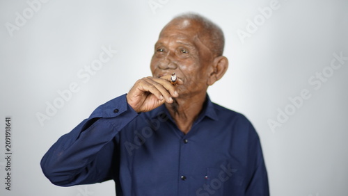 Foto Elderly Man Smoking Cigarette, Looking Away, Studio Portrait