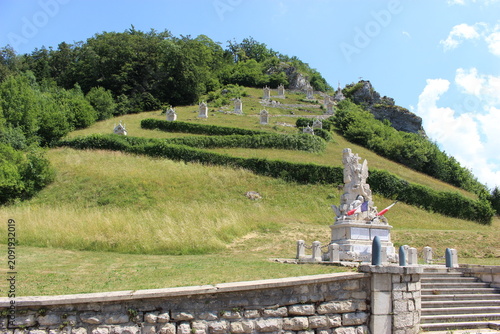 Sombacour (Val d'Usiers)  : monument aux morts devant le mont Calvaire