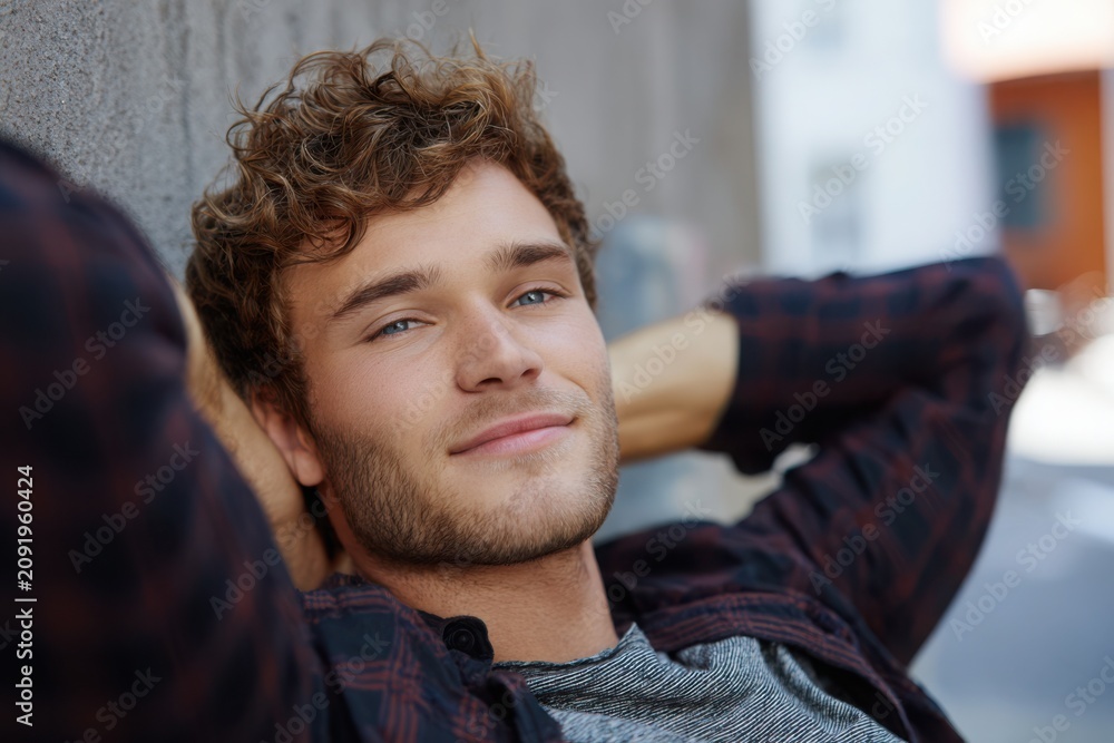 Obraz premium Relaxed young man enjoying