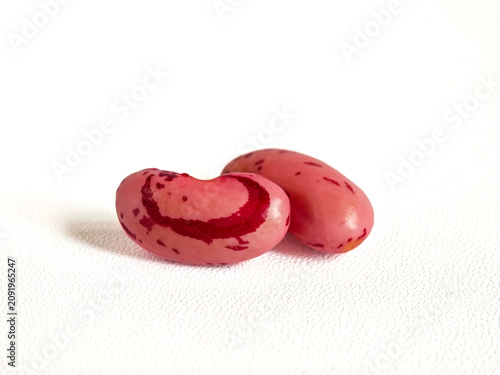 Obraz na plátně Two fresh borlotti beans (Phaseolus vulgaris) with different speckled patterns,