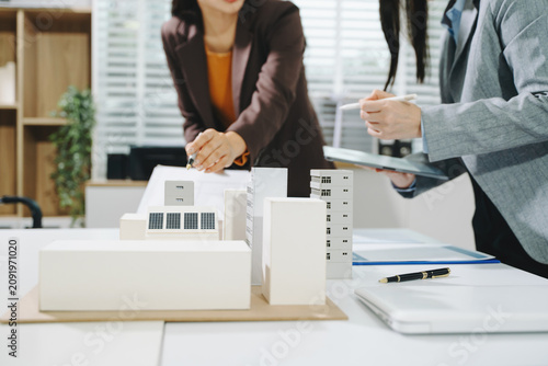 Konstfotografi Real estate broker agent presenting and consult to customer to decision making s
