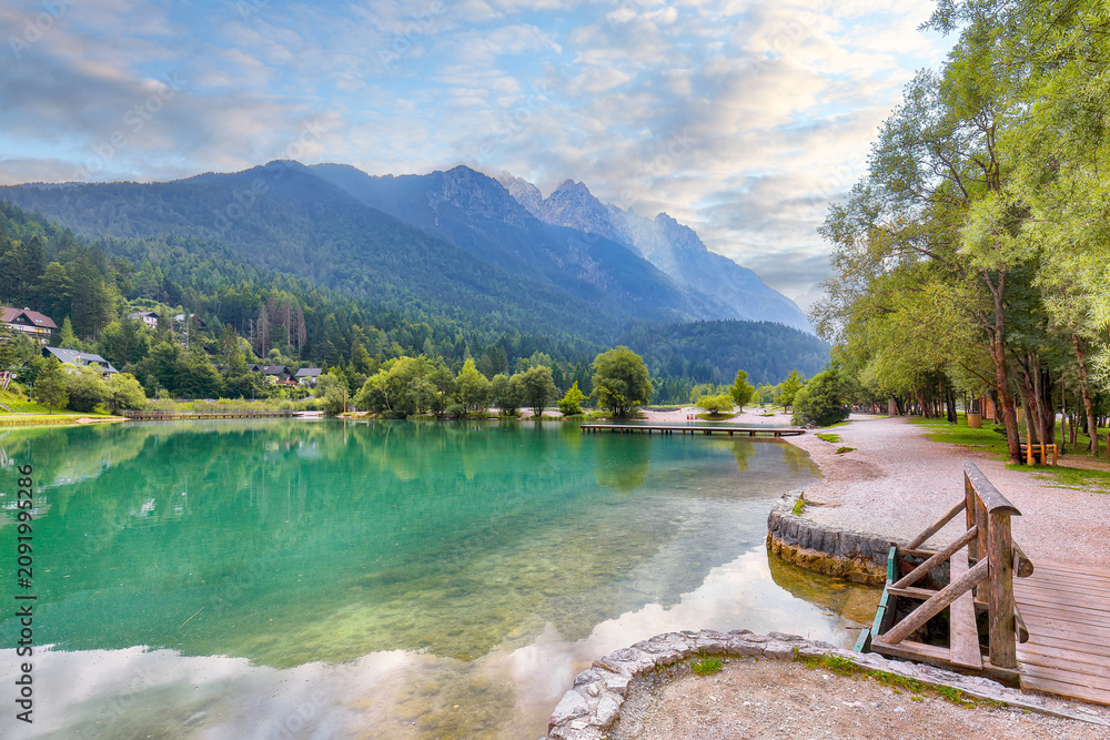 Obraz premium Gorgeous landscape on Jasna lake with beautiful reflections of the mountains.