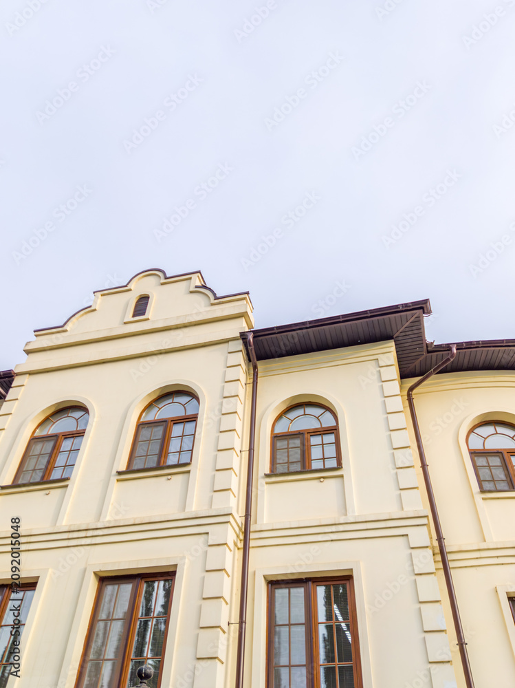 Obraz premium Historic building exterior with arched windows under sky