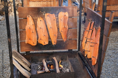 Fotografía Flammlachs, Lachs, Loimulohi, Loimutettu Lohi, finnische Fischzubereitung, Brett