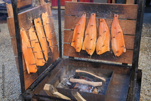Photos Flammlachs, Lachs, Loimulohi, Loimutettu Lohi, finnische Fischzubereitung, Brett