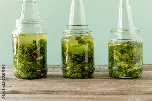 Foto Preserving leaf vegetables (from left to right):  radish leaves with some roots, leaf turnip 'Namenia', broccoli rabe (rapini), lacto-acid fermentation