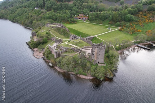 Urquhart Castle Loch Ness Schottland Scotland Highlands Schloss Burg Ruine Nessie Luftaufnahme Hotspot