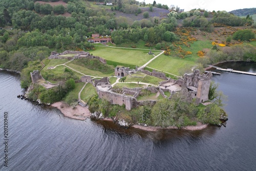 Urquhart Castle Loch Ness Schottland Scotland Highlands Schloss Burg Ruine Nessie Luftaufnahme Hotspot