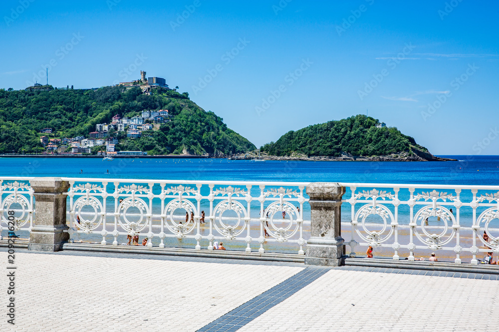 Obraz premium promenade of san sebastian spain