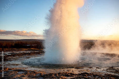 Quadro su tela Erupting geyser in the golden circle in iceland