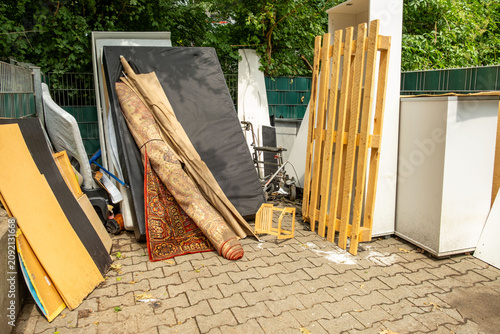 Foto bulky waste reduction, pile discarded furniture, Old items given second life, re