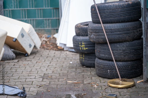 Foto Pile old tires, bulky waste reduction, pile discarded furniture , renovation or