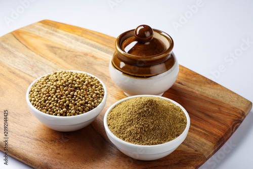 Fotografía Indian spice called Coriander seeds or Dhania Khada and Dhaniya Powder selective