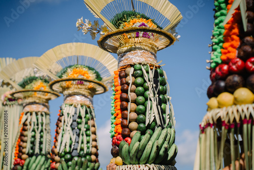 Foto Balinese women in traditional dress during the sacred Mepeed procession at Pengl