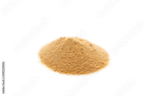 фотографія Heap of maca powder isolated on white